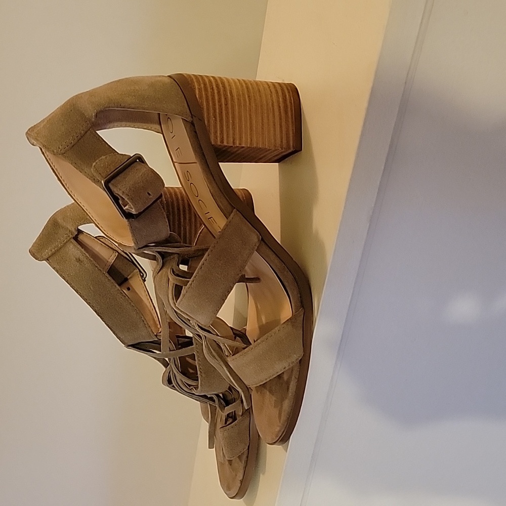 Ladies Sole Society suede sandals w/tassels